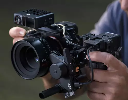 Kamera mit DJI Focus Pro LiDAR-Modul, Handgriff und FIZ-Motor