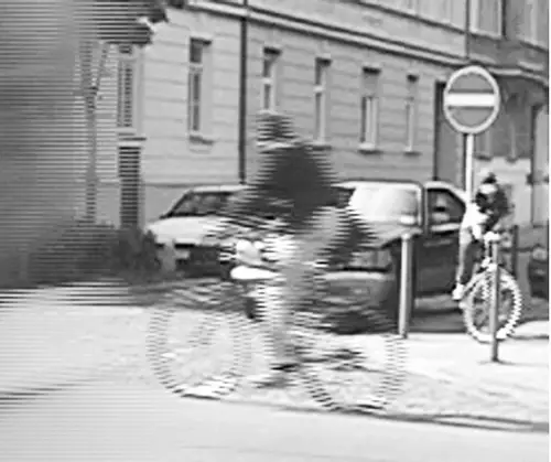 Dieser vergrößerte Ausschnitt eines DV-Bildes zeigt die deutlichen Kammstrukturen in bewegten Objekten. Diese entstehen durch die zeitlich versetzte Aufnahme von zwei Halbbildern.