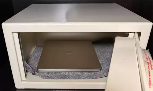 Macbook Air 13" - passt auch in kleinere Hotelsafes