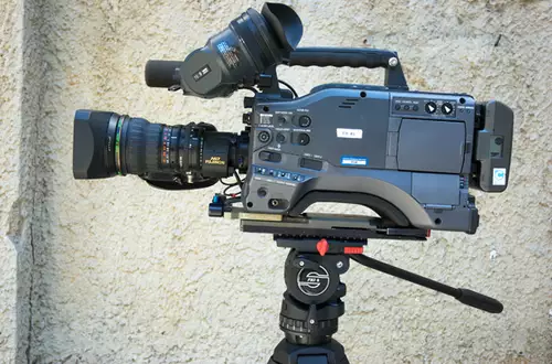 Panasonic HPX500 mit Sachtler FSB 8 und großer Kameraplatte