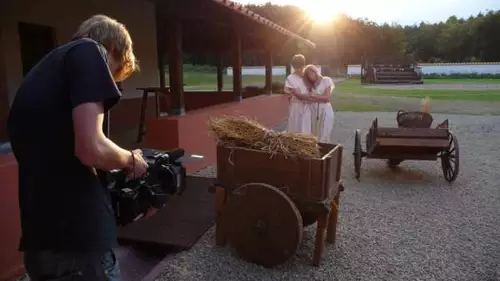 Eine Szene vor der Villa Borg