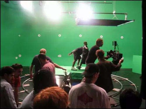 Beispielbild für einen Greenscreen mit "Motion Tracker"-Markierungen