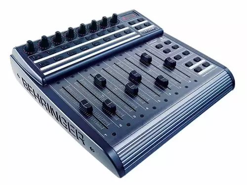 Mit dem BEHRINGER BCF 2000 lässt sich günstig ein Audio-Mix mit Motorfadern bewerkstelligen.