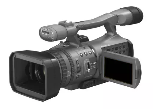 Von den Großen die kleinste – Mit ca. 1,6 kg und relativ kompakten Ausmaßen ist die HDR-FX7 ziemlich portabel ausgefallen.