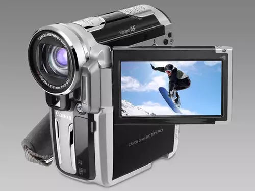 Der Canon HV10 ist ziemlich klein, liegt aber wegen des Hochkantformates nicht optimal in der Hand.