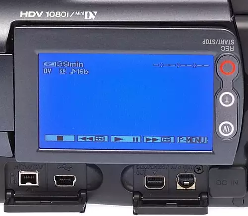 Das Display ist mit 123.000 Pixeln und 2,7 Zoll Bilddiagonale etwas klein geraten