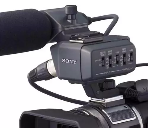 Der auffälligste Unterschied - gegenüber der HC1 wird die A1E mit professionellem XLR-Steckadapter und Mono-Richtmikrofon ausgeliefert