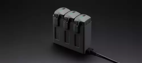 6K-Drohne für Pros DJI Mavic 4 Pro in der Praxis: 10Bit 6K 50p Log, 360° Gimbal – für wen lohnt sich die C2 Drohne? : DJMavic4ProLadestation