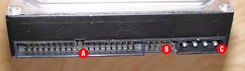 Die Anschlsse einer Festplatte: P-ATA-IDE-Kabel[A], Jumperfeld[B] und Stromanschluss[C].