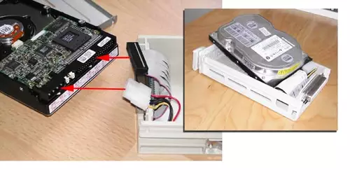 Einfach das IDE-Kabel in die Festplatte und den Stromstecker in die Strombuchse stecken. Danach die Festplatte mit der Elektronikseite nach unten in den Rahmen schrauben.