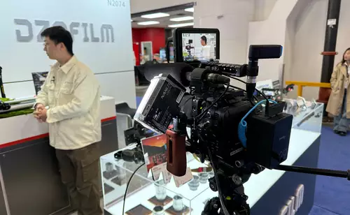 Canon EOS C70 (NAB 2025) ohne Speedbooster gelegentlich zu telig für Messeinterviews mit dem 24-70mm F2.8