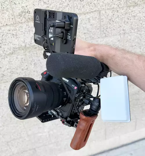 Atomos Shinobi II an der Canon EOS C70 – Strom via USB-C vom V-Mount Akku und damit ein angenehm balanciertes und leichtes Setup.
