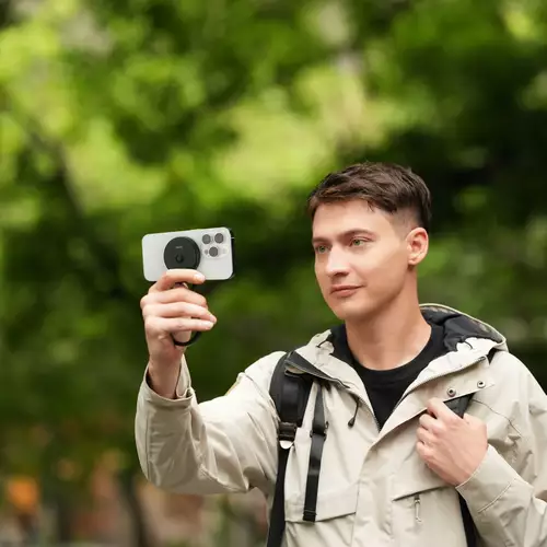 Nanlite lumo as smartphone grip