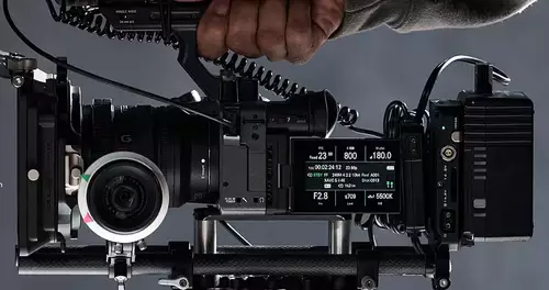 Die Sony FX2 macht auch im Cine-Rig mit dem neuen Big6 Menscreen eine gute Figur