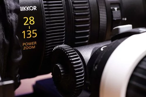 Die manuelle Followfokus Bedienung ist angenehm direkt beim Nikkor Z 28-135mm f/4 PZ