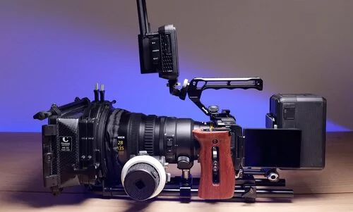 Nikon ZR mit Nikkor Z 28-135mm f/4 PZ im Cine-Setup
