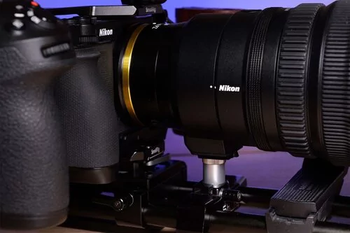 Nikkor Z 28-135mm f/4 PZ mit montierter Obejktivstütze