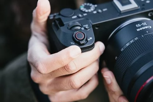 Canon stellt EOS R6 V und RF 20-50mm F4 als PowerZoom-Kombination vor