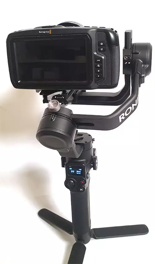 Ausreichend Platz auf der rechten Kameraseite der Blackmagic Pocket beim DJI RSC 2
