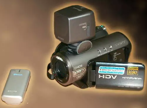 Der Empfänger wirkt auf dem kleinen HDR-HC3 etwas üppig, erweitert diesen jedoch um ein externes Mikrofon und einen Kopfhöreranschluss.