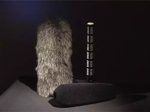 Bild 3 - Effektiver Schutz vor Windgeräuschen bietet die langhaarige Windschutzhülle, im Fachjargon auch Puschel genannt.
