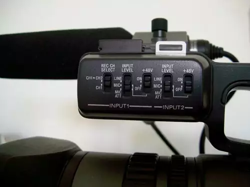 Bild 5 - Ob ein Mikrofon (mic) oder ein anderes Audiogerät (line) angeschlossen wird, muss bei manchen Camcordermodellen festgelegt werden.
