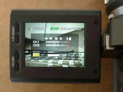 Bild 7 - Die Pegelstärke wird optisch über die Anzeige im Display kontrolliert, zusätzlich natürlich auch über Kopfhörer.