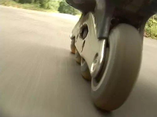 Bild18 - Wer seinen Camcorder sicher an einem Einbeinstativ befestigt und sich selbst Rollerblades anschnallt, kommt mit etwas Übung zu solchen Bildern.