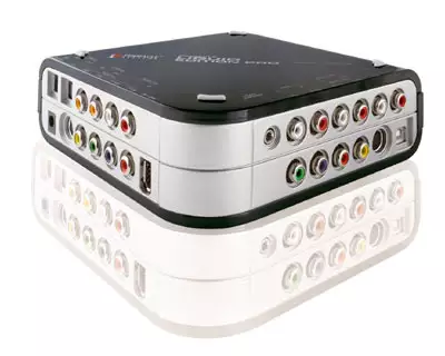 Im Preis mit drin: Anschlussbox mit YUV und sechsfach Audio-Out