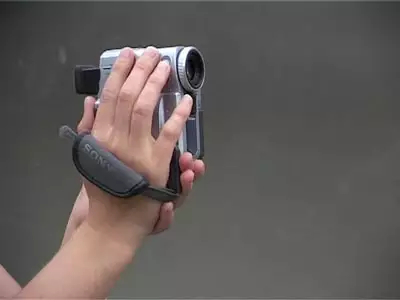 Längere Finger als so sollte man nicht haben, um diesen Hochkant-Mini bequem bedienen zu können. Und eine ruhige Zoomfahrt mit dem Ringfinger will auch geübt sein...