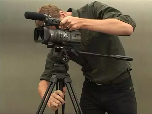 Damit die Bilder kleine Schräglage bekommen, muß die Kamera horizontal austariert werden, vorzugsweise mit einer zentralen Verriegelung, wie hier