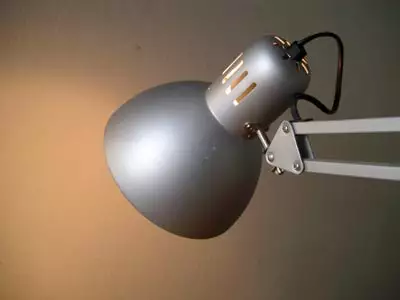 Abb.9a: Der Lichtkegel einer von der Sonne indirekt belichteten Lampe erscheint gelblich, wenn die Kamera auf Tageslicht eingestellt ist, während das restliche Bild farblich korrekt wiedergegeben wird.