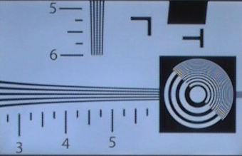 Das ISO-Chart ist für JVC erstaunlich scharf, zeigt jedoch eine leichte Trübung wie bei einer Milchglasscheibe.